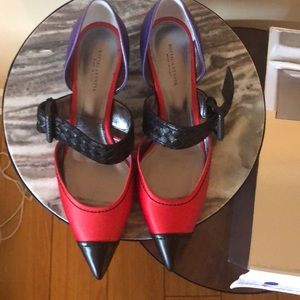 Bottega Veneta kitten heel pump. Size 9 US